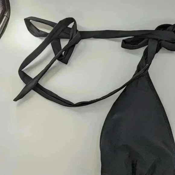 Cupshe Halterneck Plunge Swimsuit One Piece Medium Black Classic NWT - Picture 5 of 8